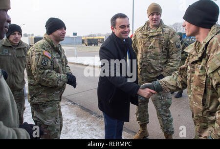 23 Januar 2019, Sachsen-Anhalt, Burg: Timothy Eydelnant (M), Generalkonsul der USA für Sachsen, Sachsen-Anhalt und Thüringen in Leipzig begrüßt die Soldaten der US-Armee in der clausewitz Kaserne. Die Soldaten bereiten dort der Aufenthalt von mehreren hundert Soldaten mit ihren Fahrzeugen. Die Soldaten werden nach Osteuropa ab Mitte der nächsten Woche übertragen werden und wird auf der Website von Logistik Bataillons 171, Rest und ihre Fahrzeuge Tanken stoppen. Foto: Klaus-Dietmar Gabbert/dpa-Zentralbild/dpa Stockfoto