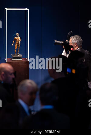 Freiberg, Deutschland. 23 Jan, 2019. Die Bronzeskulptur des Krieges Gott Mars aus dem 16. Jahrhundert wird von einem Mann auf einer Presseveranstaltung im Stadt- und Bergbaumuseum fotografiert. Die Statue wurde in Dresden bis 1924, als er in privates Eigentum durch den Kunsthandel. Im Juli 2018, ist der national wertvolle Kulturgut wurde mit Hilfe der Bundesregierung und Stiftungen - in der letzten Minute gekauft vor der Auktion in London. Credit: Monika Skolimowska/dpa-Zentralbild/dpa - ACHTUNG: Verwenden Sie nur im vollständigen Format/dpa/Alamy leben Nachrichten Stockfoto