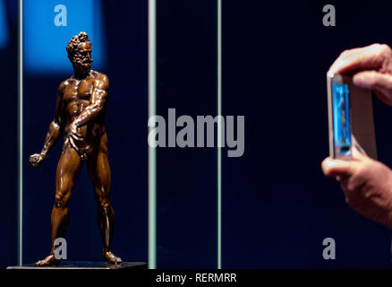 Freiberg, Deutschland. 23 Jan, 2019. Die Bronzeskulptur des Krieges Gott Mars aus dem 16. Jahrhundert ist von einem Besucher der Veranstaltung auf einer Presseveranstaltung im Stadt- und Bergbaumuseum fotografiert. Die Statue wurde in Dresden bis 1924, als er in privates Eigentum durch den Kunsthandel. Im Juli 2018, ist der national wertvolle Kulturgut wurde mit Hilfe der Bundesregierung und Stiftungen - in der letzten Minute gekauft vor der Auktion in London. Credit: Monika Skolimowska/dpa-Zentralbild/dpa - ACHTUNG: Verwenden Sie nur im vollständigen Format/dpa/Alamy leben Nachrichten Stockfoto