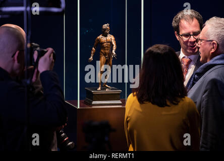 Freiberg, Deutschland. 23 Jan, 2019. Die Bronzeskulptur des Krieges Gott Mars aus dem 16. Jahrhundert wird gesehen und von den Besuchern der Veranstaltung auf einer Presseveranstaltung im Stadt- und Bergbaumuseum fotografiert werden. Die Statue wurde in Dresden bis 1924, als er in privates Eigentum durch den Kunsthandel. Im Juli 2018, ist der national wertvolle Kulturgut wurde mit Hilfe der Bundesregierung und Stiftungen - in der letzten Minute gekauft vor der Auktion in London. Credit: Monika Skolimowska/dpa-Zentralbild/dpa - ACHTUNG: Verwenden Sie nur im vollständigen Format/dpa/Alamy leben Nachrichten Stockfoto