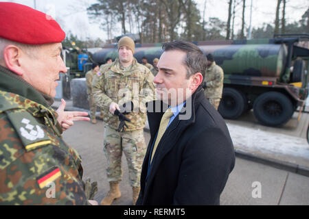 23 Januar 2019, Sachsen-Anhalt, Burg: Timothy Eydelnant (r), Generalkonsul der USA für Sachsen, Sachsen-Anhalt und Thüringen in Leipzig spricht in der clausewitz Kaserne am Rande eines Treffens mit den Mitgliedern der US-Armee mit Oberst Halvor Adrian, Kommandant der Staatlichen Befehl Sachsen-anhalt Soldaten. Die US-Soldaten bereiten dort der Aufenthalt von mehreren hundert militärischen Männer und ihre Fahrzeuge. Die Soldaten werden nach Osteuropa ab Mitte der nächsten Woche übertragen werden und wird auf der Website von Logistik Bataillons 171, Rest und ihre Fahrzeuge Tanken stoppen. Foto: Klaus-Dietmar Gabber Stockfoto