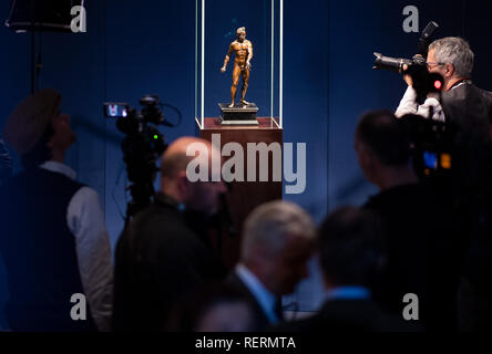 Freiberg, Deutschland. 23 Jan, 2019. Die Bronzeskulptur des Krieges Gott Mars aus dem 16. Jahrhundert werden fotografiert und von den Besuchern der Veranstaltung auf einer Presseveranstaltung im Stadt- und Bergbaumuseum gefilmt werden. Die Statue wurde in Dresden bis 1924, als er in privates Eigentum durch den Kunsthandel. Im Juli 2018, ist der national wertvolle Kulturgut wurde mit Hilfe der Bundesregierung und Stiftungen - in der letzten Minute gekauft vor der Auktion in London. Credit: Monika Skolimowska/dpa-Zentralbild/dpa - ACHTUNG: Verwenden Sie nur im vollständigen Format/dpa/Alamy leben Nachrichten Stockfoto