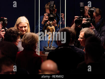 Freiberg, Deutschland. 23 Jan, 2019. Die Bronzeskulptur des Krieges Gott Mars aus dem 16. Jahrhundert wird von den Besuchern der Veranstaltung auf einer Presseveranstaltung im Stadt- und Bergbaumuseum fotografiert werden. Die Statue wurde in Dresden bis 1924, als er in privates Eigentum durch den Kunsthandel. Im Juli 2018, ist der national wertvolle Kulturgut wurde mit Hilfe der Bundesregierung und Stiftungen - in der letzten Minute gekauft vor der Auktion in London. Credit: Monika Skolimowska/dpa-Zentralbild/dpa/Alamy leben Nachrichten Stockfoto