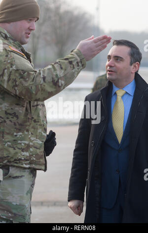 23 Januar 2019, Sachsen-Anhalt, Burg: Timothy Eydelnant (r), Generalkonsul der USA für Sachsen, Sachsen-Anhalt und Thüringen in Leipzig spricht mit einem Offizier der US-Armee in der clausewitz Kaserne. Die Soldaten gehören zu einer Loslösung voraus, dass der Aufenthalt von mehreren Hundert Soldaten und ihre Fahrzeuge bei der Bundeswehr vor Ort vorbereitet. Die Soldaten werden nach Osteuropa ab Mitte der nächsten Woche übertragen werden und daher Reisen durch Sachsen-anhalt. An der Stelle der Logistik Bataillon 171 in Burg wird dann gestoppt werden und die Fahrzeuge tanken. Foto: Klaus-Dietm Stockfoto