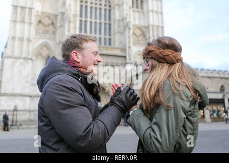 London, Großbritannien. 23 Jan, 2019. Ein Mann die Hände wärmt seine Freundinnen "außerhalb der Westminster Abbey an einem Bitterkalten Tag in London. Credit: Penelope Barritt/Alamy leben Nachrichten Stockfoto