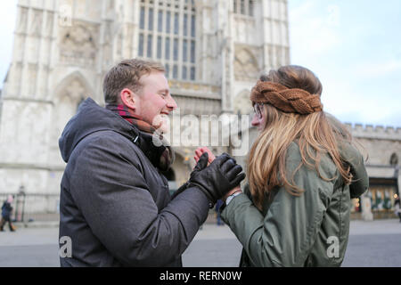 London, Großbritannien. 23 Jan, 2019. Ein Mann die Hände wärmt seine Freundinnen "außerhalb der Westminster Abbey an einem Bitterkalten Tag in London. Credit: Penelope Barritt/Alamy leben Nachrichten Stockfoto