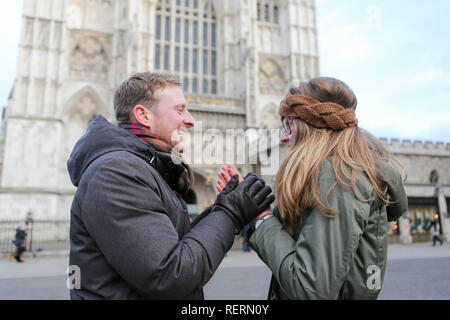 London, Großbritannien. 23 Jan, 2019. Ein Mann die Hände wärmt seine Freundinnen "außerhalb der Westminster Abbey an einem Bitterkalten Tag in London. Credit: Penelope Barritt/Alamy leben Nachrichten Stockfoto