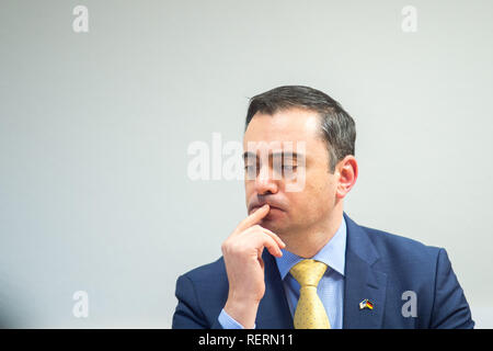 23 Januar 2019, Sachsen-Anhalt, Burg: Timothy Eydelnant, Generalkonsul der USA für Sachsen, Sachsen-Anhalt und Thüringen in Leipzig im Rahmen einer Pressekonferenz auf der drohenden Verlagerung von US-Soldaten nach Osteuropa. Der Generalkonsul besucht ein Vorauskommando der US Armee im Clausewitz Kaserne. Die Soldaten bereiten dort der Aufenthalt von mehreren hundert Soldaten mit ihren Fahrzeugen. Die Soldaten werden nach Osteuropa ab Mitte der nächsten Woche übertragen werden und wird auf der Website von Logistik Bataillons 171, Rest und ihre Fahrzeuge Tanken stoppen. Foto: Klaus-Dietmar Gabbert/dpa-Zen Stockfoto