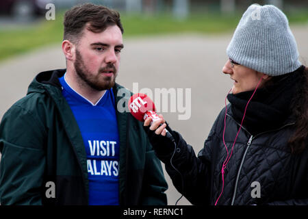 Cardiff, Wales, UK. 23. Januar, 2019. Unterstützer von Cardiff City Tribute lassen für den letzten Januar Unterzeichnung Emiliano Sala unter dem Fred Keenor Statue, nach der Nachricht von seinem Flugzeug über den Englischen Kanal fehlt auf dem Weg nach Cardiff von Nantes. Lewis Mitchell/YCPD. Quelle: Lewis Mitchell/Alamy leben Nachrichten Stockfoto