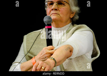 Holocaust Survivor, Lydia Maksymowicz gesehen Sprechen während der Bürger Dialog Diskussion im Auditorium Maximum. Stockfoto