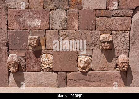 Stein in der Mauer von kalasasaya Tempel (Ort der stehenden Steine) mit Monolithen aus der Vor-Inka-Zeit Stockfoto