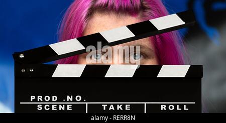 Dreharbeiten, Porträt einer jungen Frau mit Sommersprossen und violett gefärbte Haare, Deutschland Stockfoto
