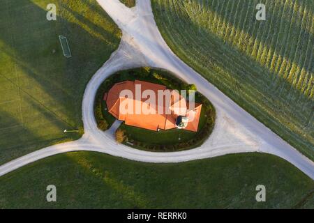 Kirche St. Leonhard, Leonhardikirche in der Nähe von Dietramszell, Drone, Tölzer Land, Oberbayern, Bayern, Deutschland Stockfoto