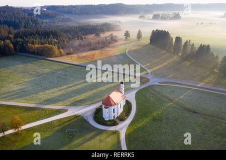 Kirche St. Leonhard, Leonhardikirche in der Nähe von Dietramszell, Drone, Tölzer Land, Alpenvorland, Oberbayern, Bayern, Deutschland Stockfoto