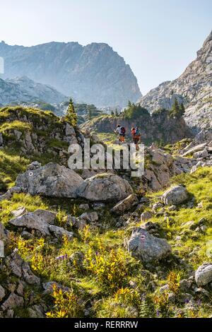 Zwei Wanderer auf einem Felsen, Berge, Stuhlgraben, Hinterten Grießkogel, Steinernes Meer, Funtenseetauern Stockfoto