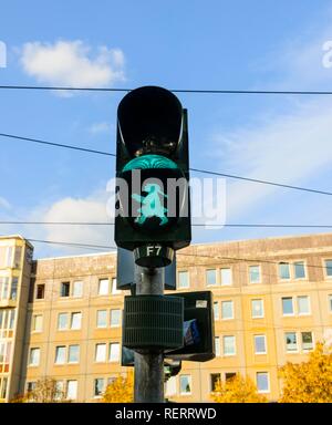 Ampel Fußgänger-Ampel, Ampel mit grünen Ampel Mann für Fußgänger, Dresden, Sachsen, Deutschland Stockfoto