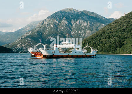 Fähre Fahrzeuge und Personen zu transportieren kreuzt die Bucht in Montenegro. Stockfoto