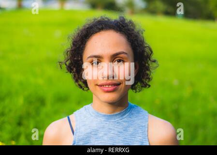 Porträt einer hübschen jungen Frau, Berlin, Deutschland Stockfoto