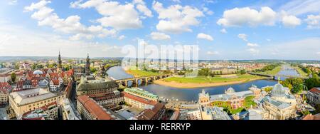 Panorama, Blick auf die Altstadt mit der Augustusbrücke, Terrasse Bank, Hofkirche, Residenz Schloss, Hochschule für Bildende Künste und Stockfoto