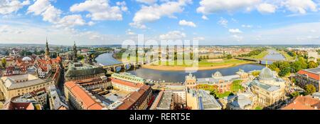 Panorama, Blick auf die Altstadt mit Residenzschloss, Hofkirche, Hochschule für Bildende Künste und der Elbe von Kirche Unserer Stockfoto