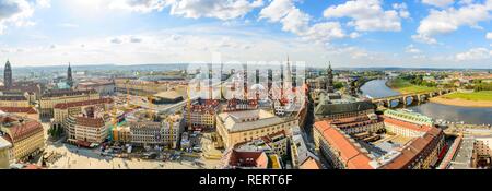 Panorama, Blick auf die Altstadt mit der Augustusbrücke, Terrasse Bank, Hofkirche, Residenz Schloss, Neumarkt und Elbe aus der Stockfoto