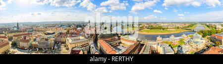 Panorama, Blick auf die Altstadt mit Neumarkt, Augustusbrücke, Terrasse Bank, Hofkirche, Residenzschloss, Hochschule für Stockfoto