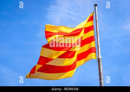 Die katalanische Flagge im Wind, Barcelona, Katalonien, Spanien Stockfoto