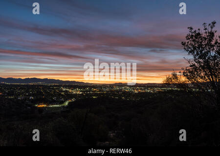 Dämmerung Blick Richtung Burbank und Griffith Park von Santa Susana Mountains Hügel in Los Angeles, Kalifornien. Stockfoto