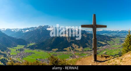 Panorama von Hirschberg, 1456 m, in das Ostrachtal Tal mit Bad Oberdorf, Bad Hindelang und Imberger Horn, 1656 m Stockfoto