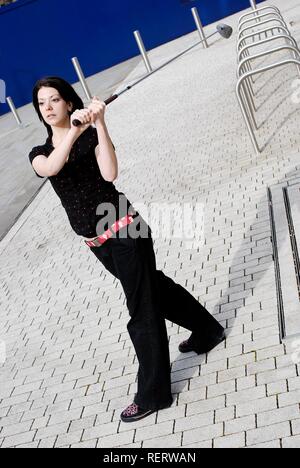 Eine junge Frau, weg vom T-Stück, urban Golf Stockfoto