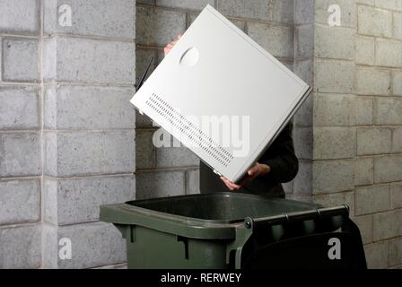 Entsorgung von veralteten Computer-Technologie in einem Wheelie bin Stockfoto