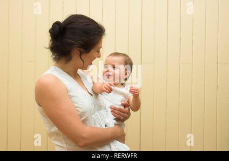 Die junge Mutter und ihr Baby Tochter Stockfoto