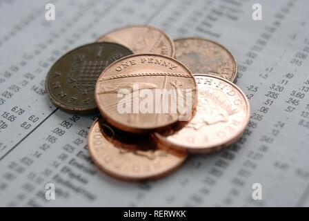 Nahaufnahme von einem Penny Münzen über Aktienkurse Stockfoto