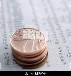 Nahaufnahme von einem Penny Münzen über Aktienkurse Stockfoto