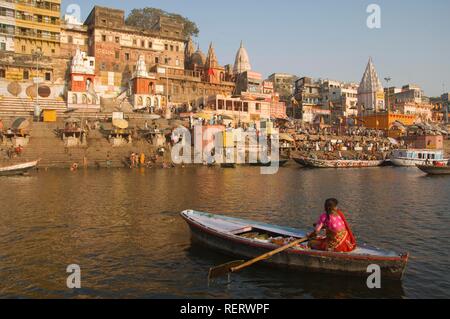 Ghats entlang des Ganges, Varanasi, Benares, Uttar Pradesh, Indien, Südasien Stockfoto