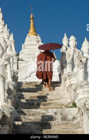 Settawya Pagode, junger buddhistischer Mönch mit einem roten Regenschirm, Mingun, Burma, Myanmar, Südostasien Stockfoto