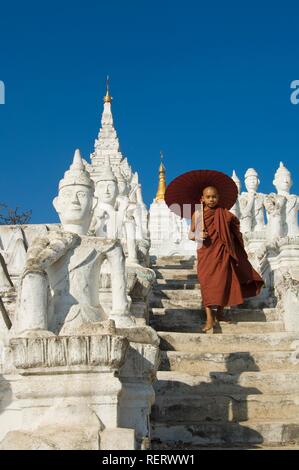 Settawya Pagode, junger buddhistischer Mönch mit einem roten Regenschirm, Mingun, Burma, Myanmar, Südostasien Stockfoto