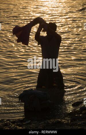 Inder Wäsche waschen in den Ganges, Varanasi, Benares, Uttar Pradesh, Indien, Südasien Stockfoto