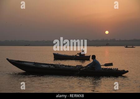 Sonnenaufgang über dem Ganges, Boote, Varanasi, Benares, Uttar Pradesh, Indien, Südasien Stockfoto