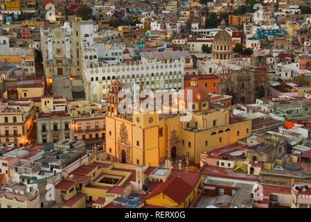 Die Kathedrale Nuestra Senhora de Guanajuato und Universität in der Nacht, historischen Stadt Guanajuato, UNESCO Weltkulturerbe Stockfoto