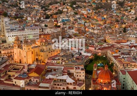 Die Kathedrale Nuestra Senhora de Guanajuato und Universität in der Nacht, historischen Stadt Guanajuato, UNESCO Weltkulturerbe Stockfoto