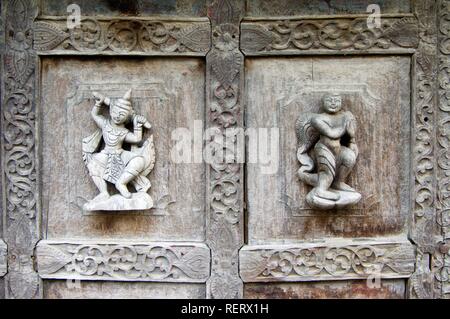 Die geschnitzten Figuren auf einem teak Tür, Kloster Shwe in Bin Kyaung, Mandalay, Myanmar, Myanmar, Südostasien Stockfoto