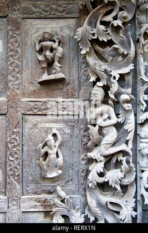 Die geschnitzten Figuren auf einem teak Tür, Kloster Shwe in Bin Kyaung, Mandalay, Myanmar, Myanmar, Südostasien Stockfoto