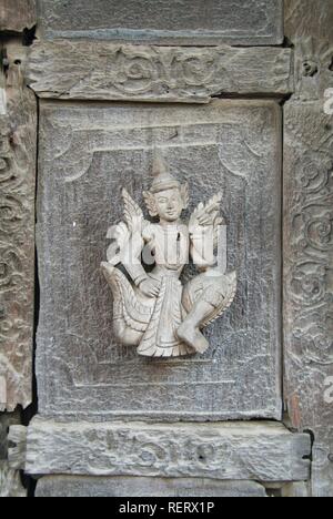 Geschnitzte Figur auf ein Teak Tür, Kloster Shwe in Bin Kyaung, Mandalay, Myanmar, Myanmar, Südostasien Stockfoto