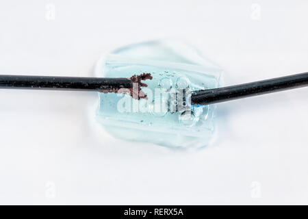 Nahaufnahme von microscale Elektrolyse Anlagen in den Prozess von Kupfersulfat Elektrolyse Stockfoto