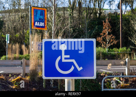 Zeichen für Behinderte parken in Aldi Parkplatz Stockfoto