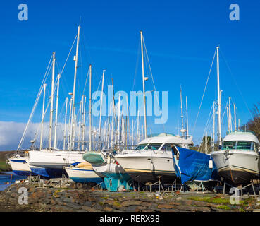 Boot Hof voller Yachten und Kajütboote geschleppt, bis für den Winter. Stockfoto