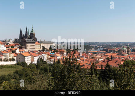 Blick über die Dächer in Prag Stockfoto