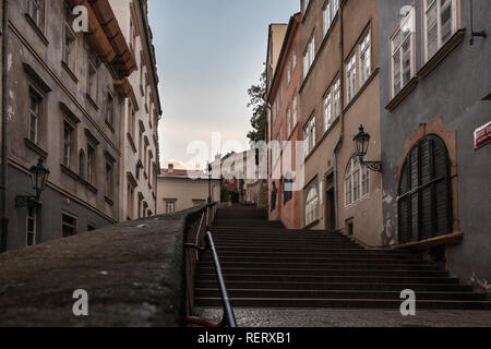 Schritte von einer Seitenstraße der zur Prager Burg Stockfoto