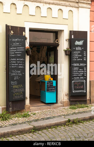 Kleines cafe Eingang/außen in Prag Stockfoto